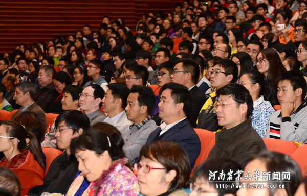 校领导与大家共同观看演出 校领导与大家共同观看演出