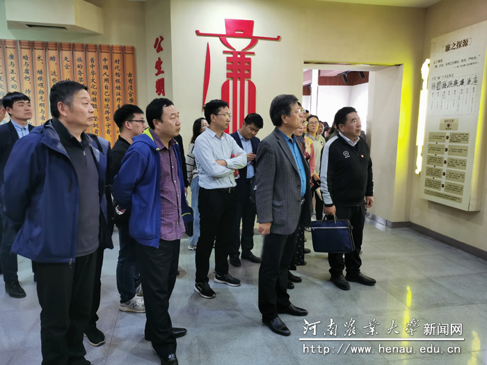 参观廉政文化展览 参观廉政文化展览