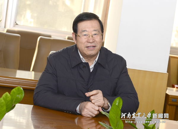 校党委书记程传兴介绍学校有关工作情况