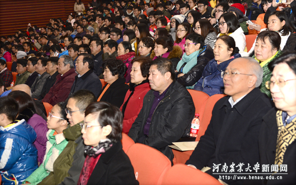 校领导与广大师生一起观看演出 校领导与广大师生一起观看演出