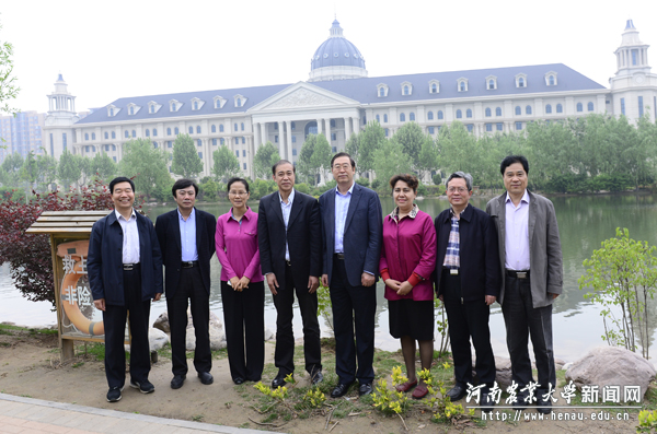 调研组考察龙子湖校区建设情况 调研组考察龙子湖校区建设情况