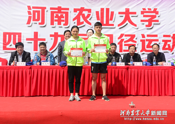 校领导为获奖运动员颁奖 校领导为获奖运动员颁奖
