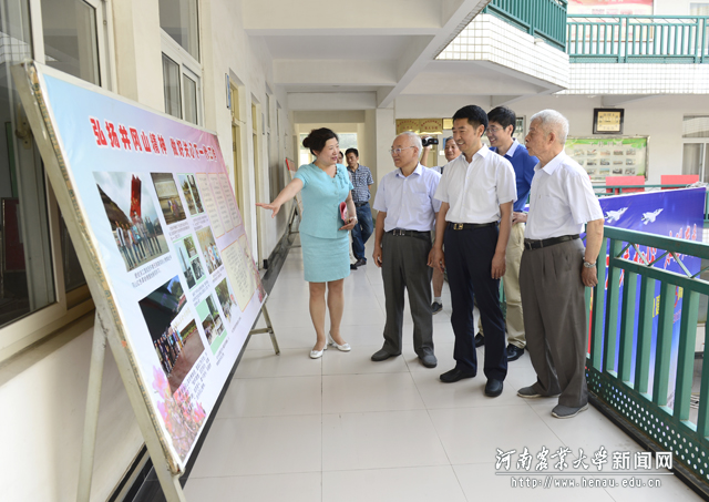 参观“不忘红色初心”诗词展和“唱响正能量”摄影展