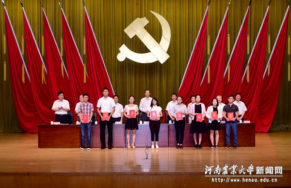 校领导为获奖代表颁奖