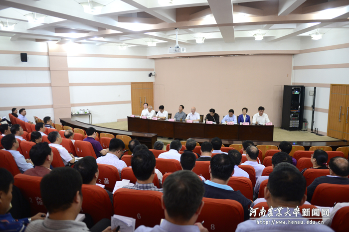 学校召开中层干部会议，安排部署近期重点工作