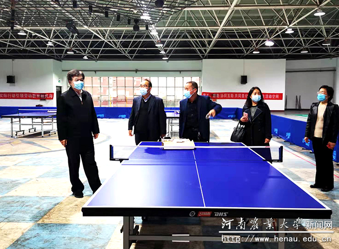 校党委副书记、工会主席李成吾在桃李园学生公寓查看运动场地改造情况 校党委副书记、工会主席李成吾在桃李园学生公寓查看运动场地改造情况