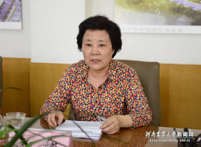 副校长柳娜主持会议1