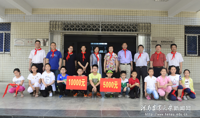 我校附中小学部小朋友为柳娜一行戴上红领巾