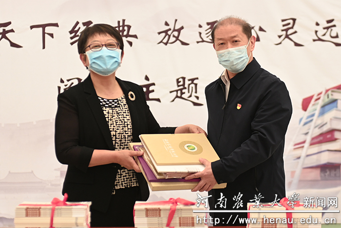张琼教授向我校捐赠珍藏的历史资料和图片 张琼教授向我校捐赠珍藏的历史资料和图片