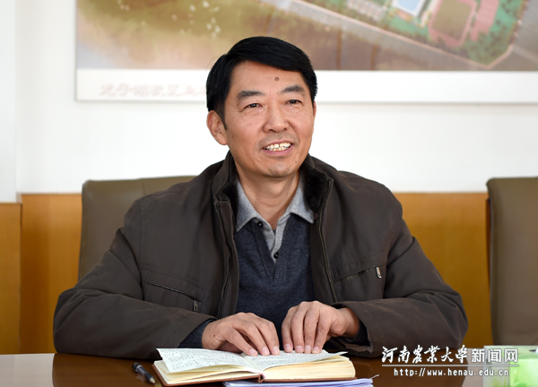 校党委副书记王洪彬主持会议 校党委副书记王洪彬主持会议