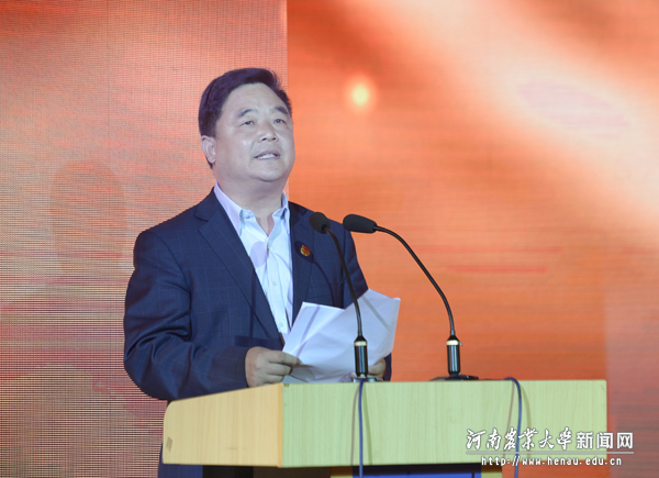 校党委副书记、工会主席褚金海代表学校讲话