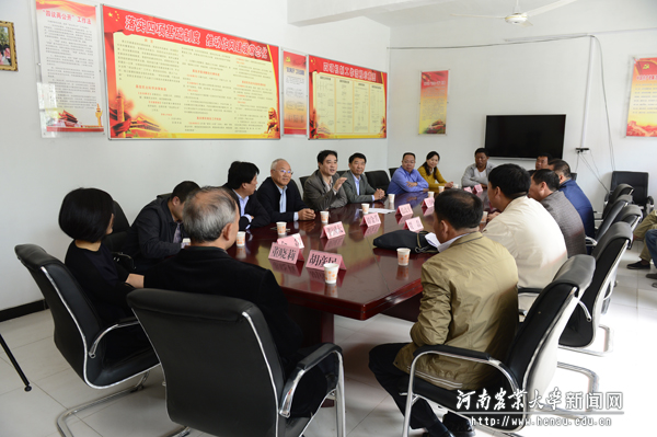 与当地干部群众座谈 与当地干部群众座谈