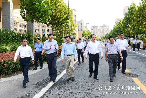 校党委书记程传兴介绍学校有关情况