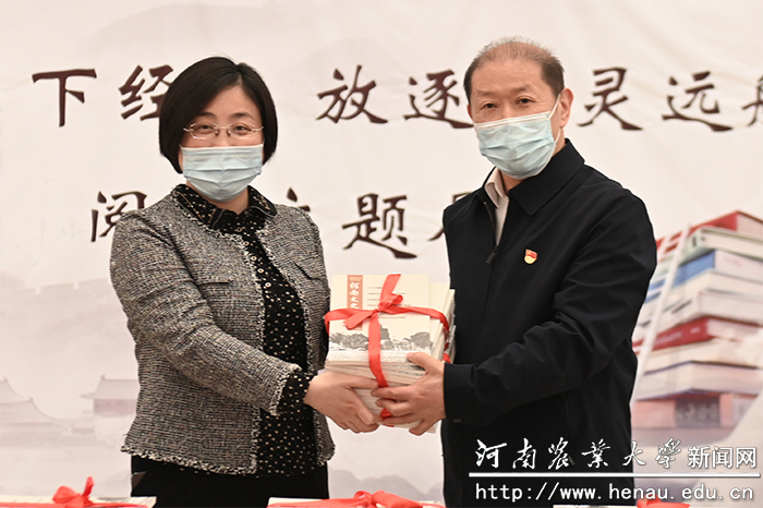 许文霞代表《河南文史资料》向我校捐赠期刊 许文霞代表《河南文史资料》向我校捐赠期刊