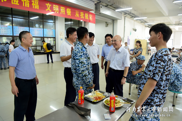 校党委书记李留心和就餐的同学亲切交谈