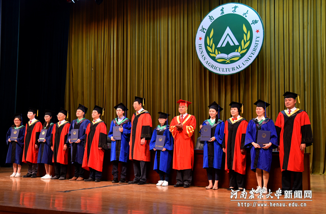 校领导为毕业生授予学位