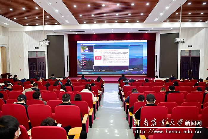 参加培训师生认真观看课程直播 参加培训师生认真观看课程直播