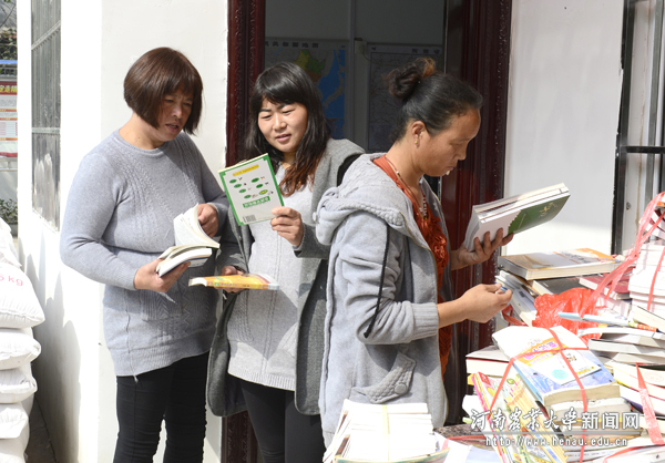 当地村民在查找自己需要的养殖、种植技术书籍 当地村民在查找自己需要的养殖、种植技术书籍