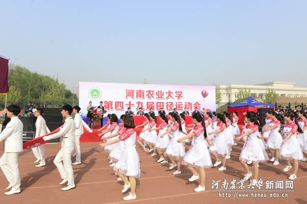 学院方阵通过主席台 学院方阵通过主席台