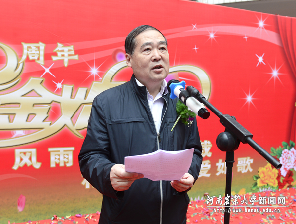 副校长李少军代表学校致辞,为老人们送上祝福 副校长李少军代表学校致辞,为老人们送上祝福