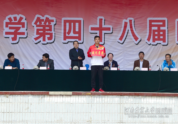农学院王自成同学,在男子跳高比赛中,以1米88的成绩,打破了2014年在信阳举办的河南省第十二届运动会上创造的校运会记录 农学院王自成同学,在男子跳高比赛中,以1米88的成绩,打破了2014年在信阳举办的河南省第十二届运动会上创造的校运会记录