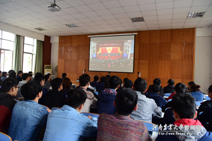 学校青马班学员集中收听收看开幕式