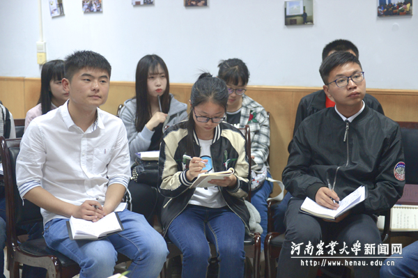 现场大学生认真听讲 现场大学生认真听讲