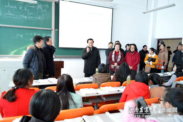 许昌市委书记王树山、副校长柳娜与同学们交流了解情况 许昌市委书记王树山、副校长柳娜与同学们交流了解情况