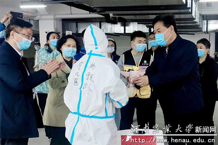 校党委副书记、工会主席李成吾和副校长尹新明在龙子湖校区向医务工作者送上护士节祝福 校党委副书记、工会主席李成吾和副校长尹新明在龙子湖校区向医务工作者送上护士节祝福