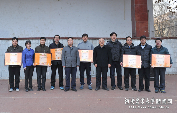 校党委副书记、工会主席褚金海,副校长谭金芳为获奖单位颁奖 校党委副书记、工会主席褚金海,副校长谭金芳为获奖单位颁奖