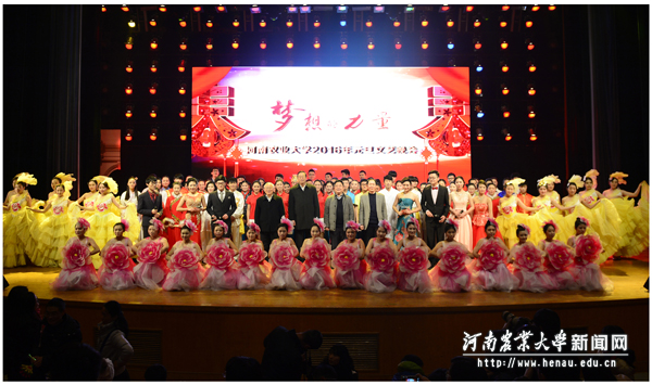 校领导慰问演出人员并与大家合影留念 校领导慰问演出人员并与大家合影留念