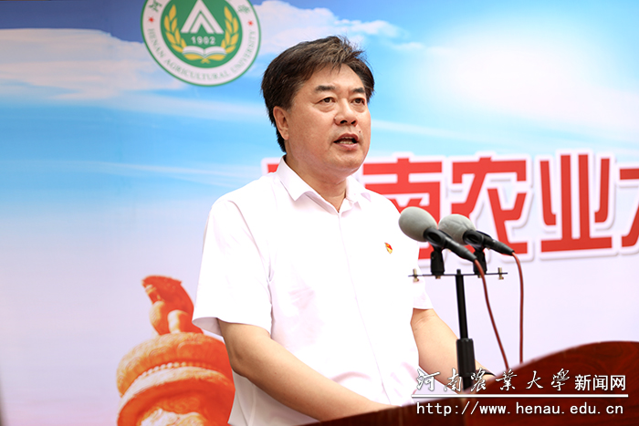 校党委副书记、工会主席李成吾主持仪式 校党委副书记、工会主席李成吾主持仪式