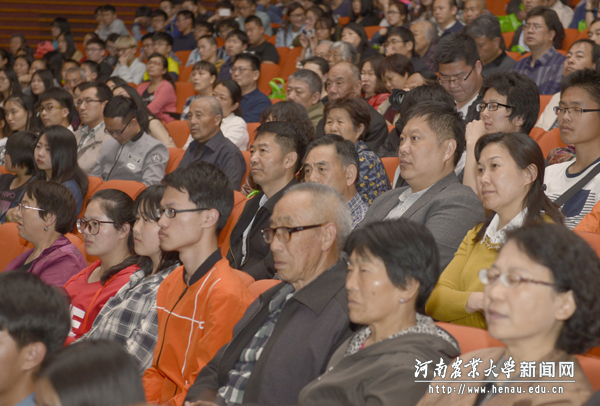 我校师生认真观看演出 我校师生认真观看演出
