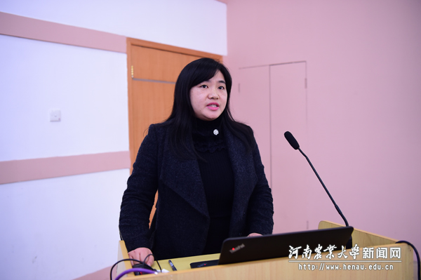 玉米种质资源创新与新品种选育创新平台办公室主任李卫华副教授作工作汇报