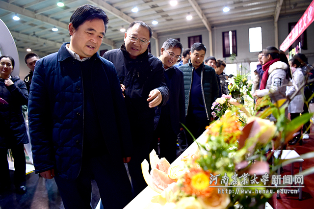 校领导参观展览2 副本 校领导参观展览2 副本