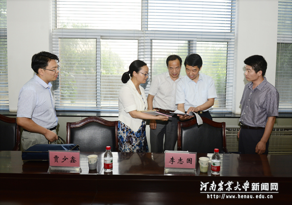 督查组查看基层党支部“两学一做”学习教育活动资料 督查组查看基层党支部“两学一做”学习教育活动资料