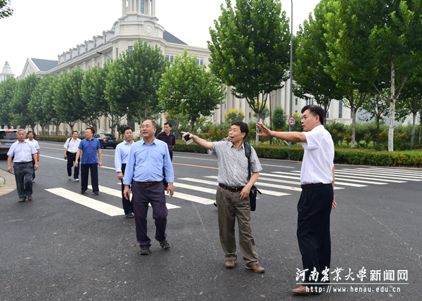 副校长李成吾向徐云碧一行介绍龙子湖校区建设情况 副校长李成吾向徐云碧一行介绍龙子湖校区建设情况