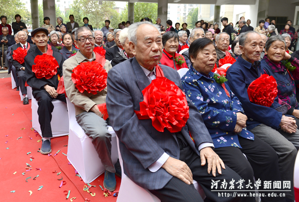 老同志们凝神倾听,重温激情燃烧的岁月 老同志们凝神倾听,重温激情燃烧的岁月