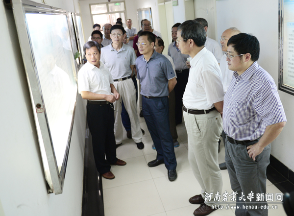 与会专家实地考察实验室 与会专家实地考察实验室