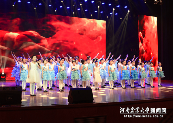 童声合唱《让我们荡起双桨》《在灿烂阳光下》