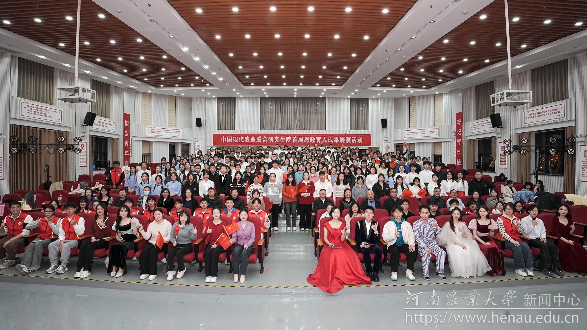 合影.jpg 合影.jpg