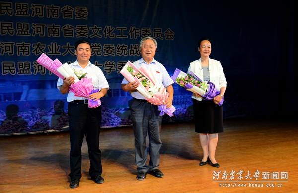 我校优秀教师代表郭天财、崔党群、王秀荣登台接受鲜花和掌声