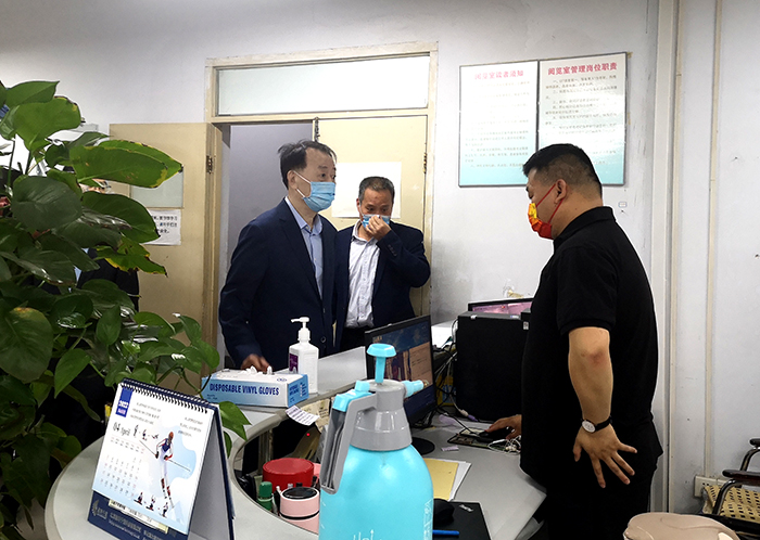 校党委书记魏蒙关在桃李园学生公寓图书阅览室检查指导工作 校党委书记魏蒙关在桃李园学生公寓图书阅览室检查指导工作