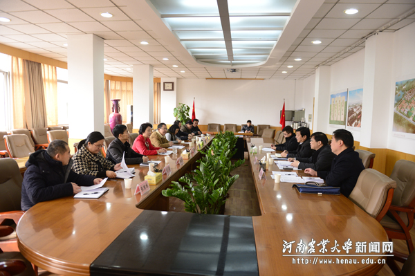 检查汇报会在行政楼第一会议室举行