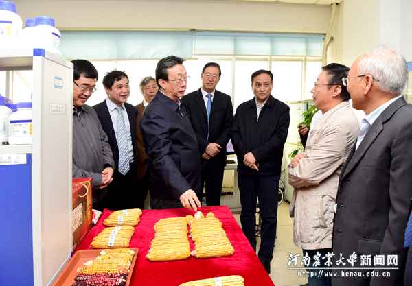 考察中心实验室,听取玉米种质创新情况介绍 考察中心实验室,听取玉米种质创新情况介绍