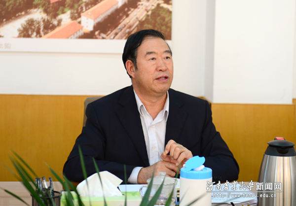 校党委书记程传兴在会上讲话 校党委书记程传兴在会上讲话