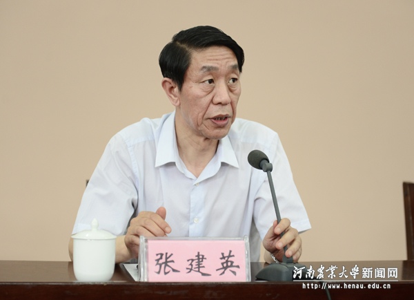 省委第九巡视组副组长、正厅级巡视专员张建英主持现场问卷调查 省委第九巡视组副组长、正厅级巡视专员张建英主持现场问卷调查