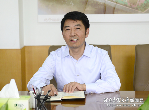 校党委副书记王洪彬主持会议 校党委副书记王洪彬主持会议