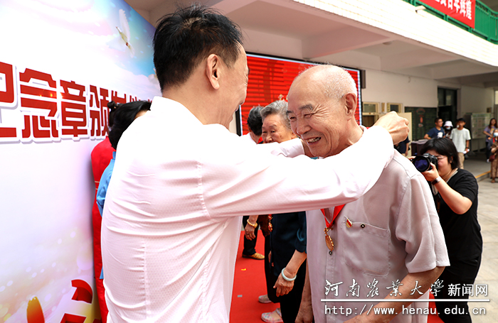 校领导为老党员佩戴纪念章0 校领导为老党员佩戴纪念章0