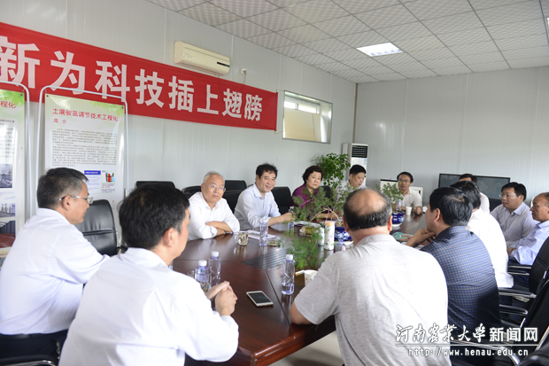 校领导认真听取相关部门的情况介绍